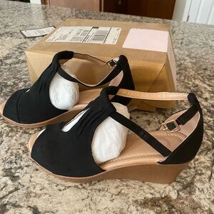 2 Pair Journey Collection Wedge Sandals in Black and Taupe